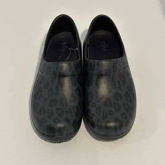 Crocs Womens Black Gray Clog Slip On Clog Shoes Leopard Print Slip Resistant - Picture 1 of 5